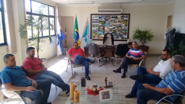 Encontro: Da esquerda para a direita, prefeito Bruno de Souza, vereadores Edmilson do Forte, Jadenilson, Emerson Cabeludo (presidente da Câmara Municipal), Vitinho e Maninho