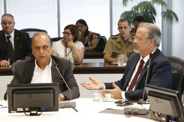 Pezão e Jungmann participaram do ato que deve garantir mais segurança ao Rio