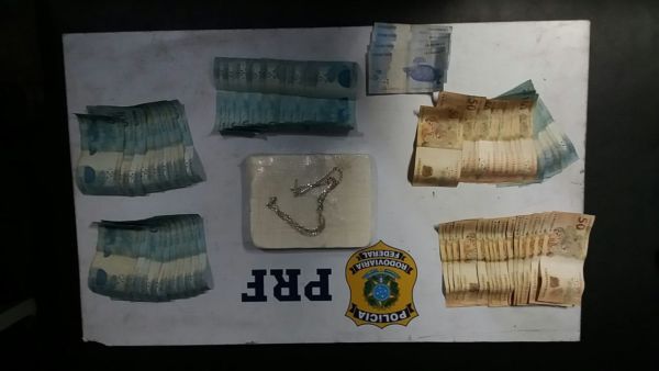 Na bolsa foi encontrado um tablete de cocaína e dinheiro (Foto: Cedida pela PRF)