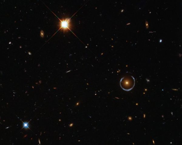 Fenômeno: O anel de luz a direita é uma lente gravitacional