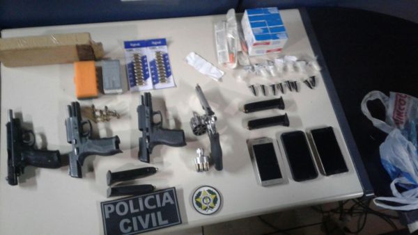 Material apreendido com suspeitos de extorquirem guarda municipal (foto: Cedida pela Polícia Civil)