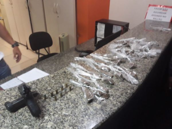 Crime em Volta Redonda: Com o suspeito foi apreendida uma pistola, um carregador da pistola, munições e sacolés de maconha (Foto: Cedida pela PM)  