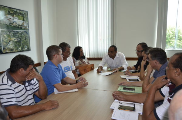 Explica: Prefeito fala com representantes do funcionalismo sobre reajuste salarial (Foto : Dorinha Lopes – PMPR)