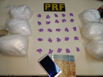 Suspeita presa levava droga na bagagem de mão (crédito PRF)