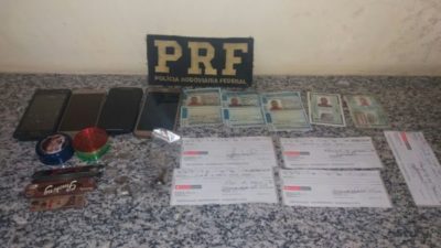 Três homens são presos com cheques totalizando R$ 68 mil (crédito PRF)