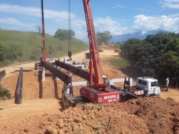 Pontes: Obras seguem em ritmo acelerado no local. 40% da via já está com sub base e base prontas para receber o asfalto - Divulgação