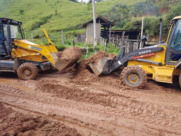 Recuperação: Máquinas da Prefeitura de Quatis trabalham em estradas de Falcão