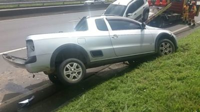 Motorista bate de carro e acaba recebendo multa por CNH vencida (crédito PRF)