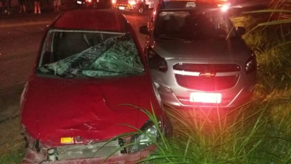 Celta vermelho bateu em dois carros e ainda atropelou um homem em Volta Redonda