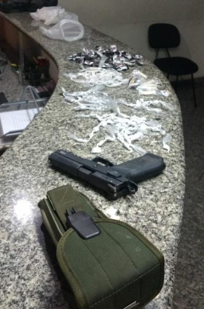 Arma e drogas apreendidas foram levadas para a delegacia de Volta Redonda