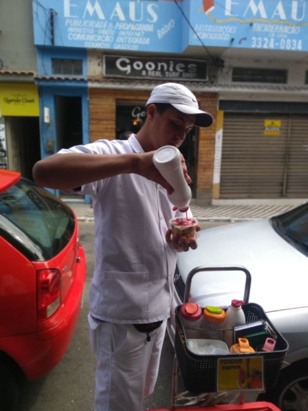 Rápido: Leandro foi para as ruas vender salada de fruta uma semana depois que foi demitido (Foto: Roze Martins)