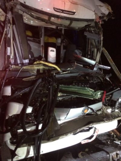 Frente do ônibus ficou parcialmente destruída com o acidente