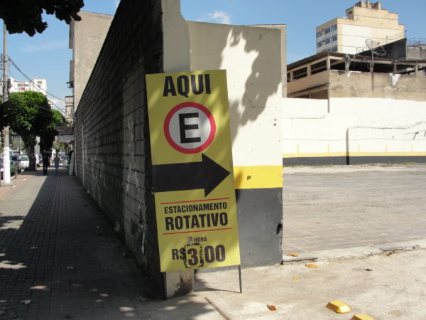Responsável: Estacionamento deve ressarcir por danos em veículos. (Foto: Júlio Amaral.)
