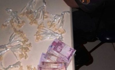 Dinheiro e drogas são apreendidos após troca de tiros entre PM e supostos traficantes (crédito PM)
