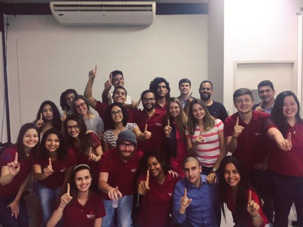 Comemoração: Estudantes de Direito da UFF de Volta Redonda fundaram a primeira empresa júnior jurídica do estado do Rio de Janeiro (Foto: Divulgação)