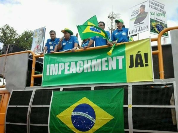 Bandeira Do Brasil E Bandeira Da Venezuela E Rei De Xadrez No