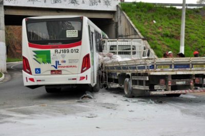 Acidente entre ônibus e caminhão deixa pelo menos três feridos Diário do Vale