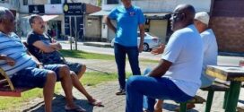 Baltazar conversa com moradores no Santa Cruz durante o último dia antes da campanha eleitoral